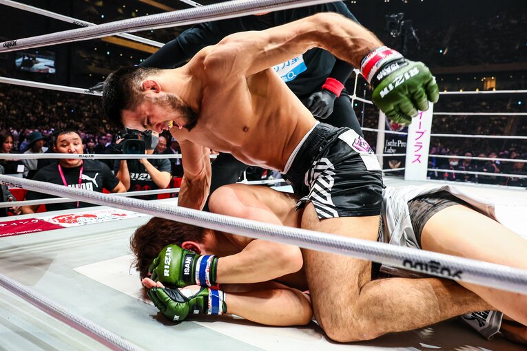 嵐のようなパウンドを連打するシェイドゥラエフ（1枚目／全6枚） ©RIZIN FF Susumu Nagao