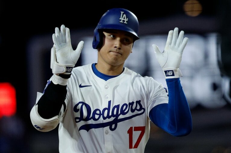 21年の月間13本、23年の月間15本に続き、今季も6月だけで11本のアーチをかけている大谷翔平。絶好調の要因は“構え”にあった ／ photograph by Getty Images