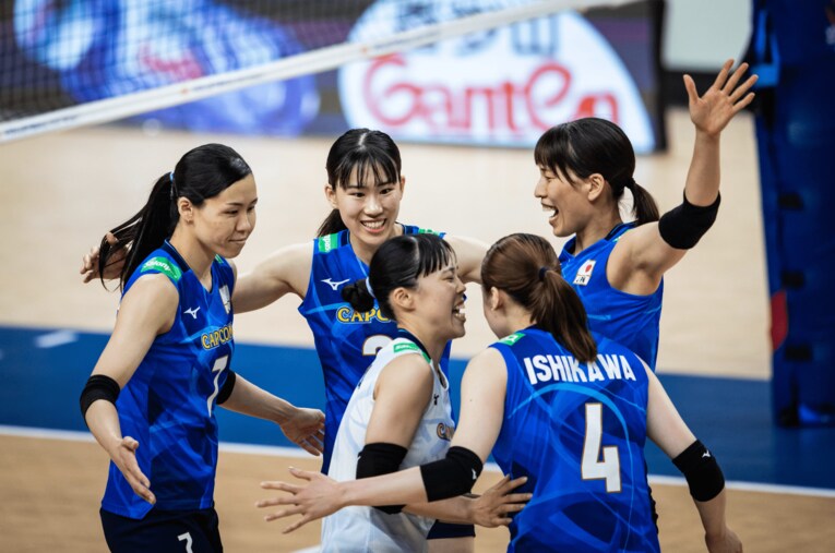 渡邊彩、林琴奈、岩崎こよみ（VNLポーランド戦）©︎Volleyball World