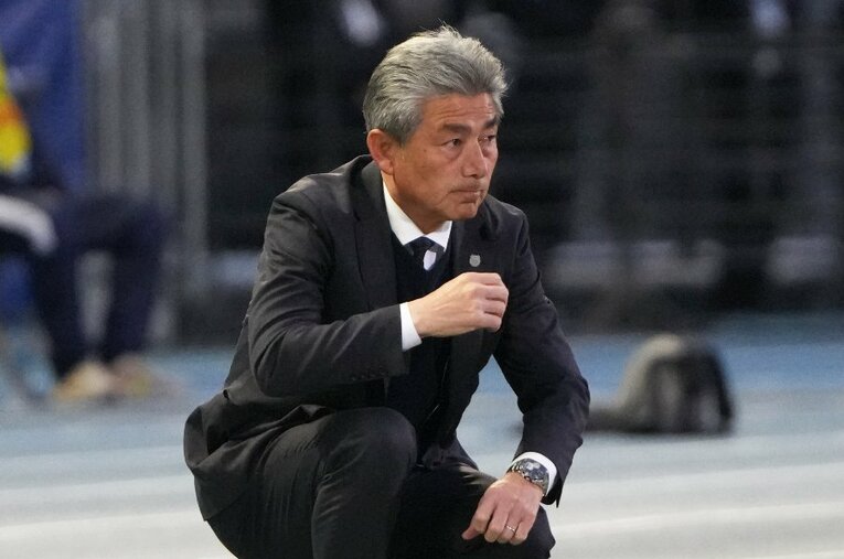 川崎フロンターレの長谷部茂利監督。多摩川クラシコでの敗戦を機にネジを巻きなおし、かつて自身が率いた水戸ホーリーホックとの一戦に臨んだ ／ photograph by Etsuo Hara/Getty Images