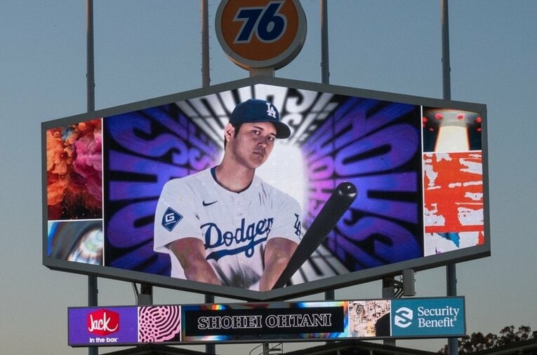 ドジャースタジアムのビジョンに大きく映し出される大谷翔平。シーズン中も新たにスポンサーが誕生しているが、その広告効果とは… ／ photograph by Nanae Suzuki