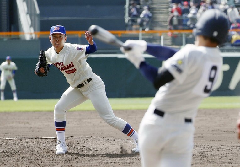 北海戦の2回途中から2番手で登板し、好投した神戸国際大付の新2年生左腕・楠本晴紀　©KYODO