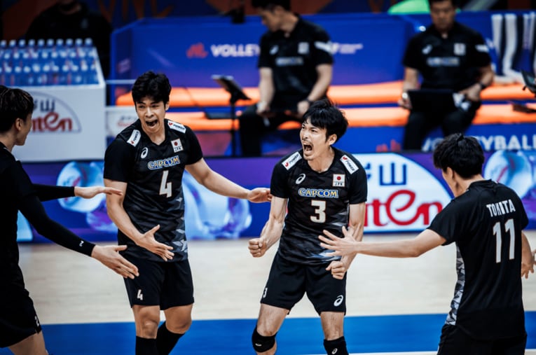 宮浦健人、深津旭弘（VNLキューバ戦）©︎Volleyball World