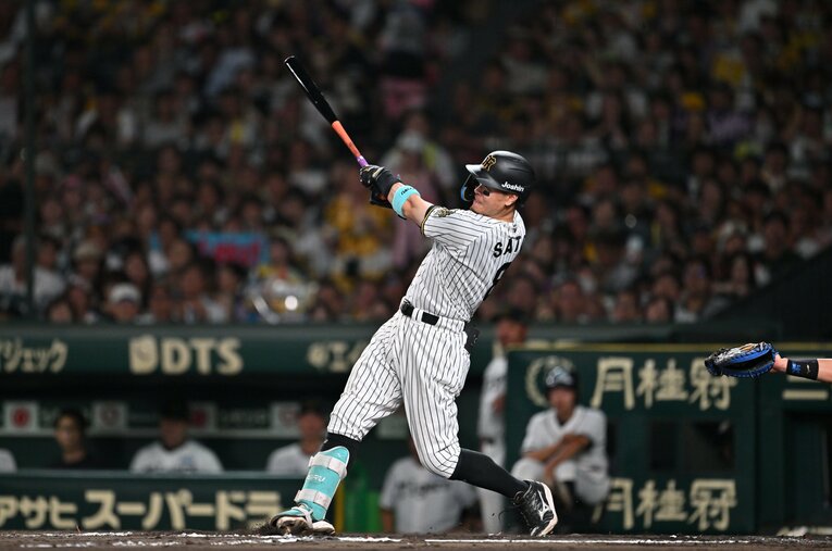 今季好調の要因を聞いたLINEへの佐藤輝明の返事の内容もさることながら、恩師がそれ以上にビックリしたこととは……？ ／ photograph by Hideki Sugiyama