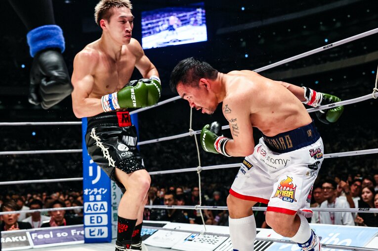 安保瑠輝也の攻勢にバランスを崩すマニー・パッキャオ ／ photograph by RIZIN FF Susumu Nagao