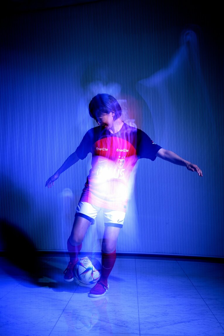 眞嶋さんの「ウマすぎリフティング」連続写真　©Kiichi Matsumoto