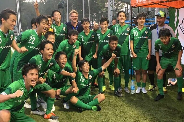 ゴシアカップでの藤田譲瑠チマ（当時15歳）らとトルシエ　※提供写真