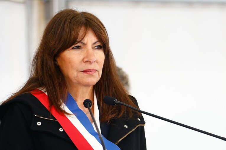 水質同様、泳ぎにも自信をのぞかせるイダルゴ市長。小池百合子東京都知事との関係は強固　©EPA=JIJI PRESS