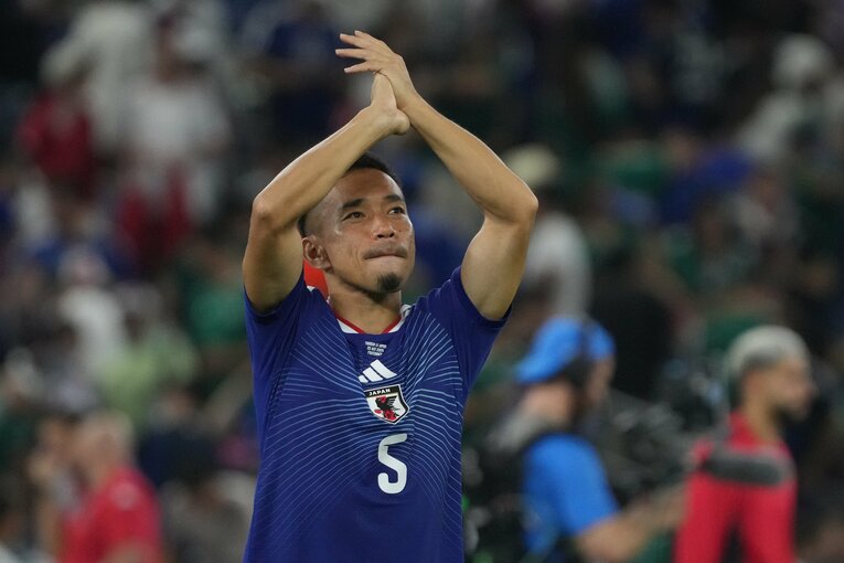 言葉と行動でチームに火をつける長友佑都　©Masashi Hara