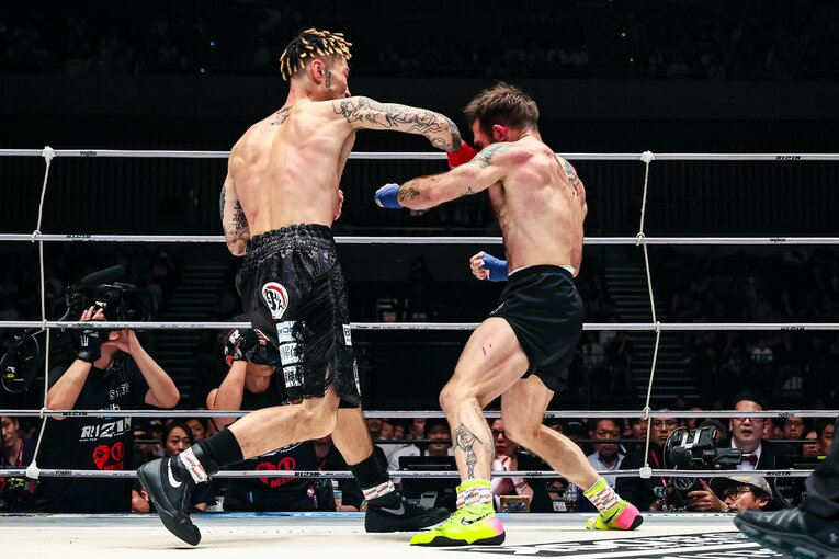 篠塚の右ストレートが直撃し、KO勝利　©RIZIN FF Susumu Nagao