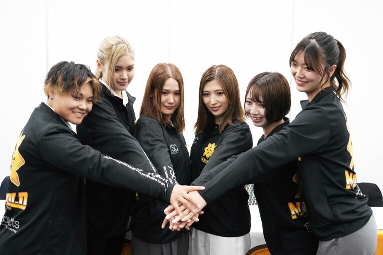 左から、CHIAKI、天麗皇希、翔月なつみ、青野未来、松井珠紗、後藤智香の元アクトレス勢　©Essei Hara