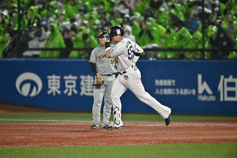 CS第2戦で阪神・藤浪から逆転2ランを放ち、悠々とダイヤモンドを一周するヤクルト村上　©︎Hideki Sugiyama