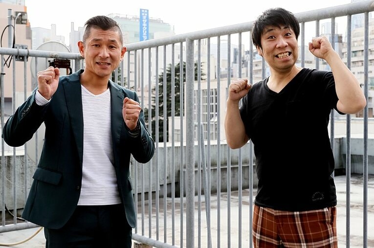 2010年M-1王者・笑い飯の哲夫さん（左、46歳）、2009年M-1王者・パンクブーブーの佐藤哲夫さん（右、45歳） ／ photograph by Shigeki Yamamoto