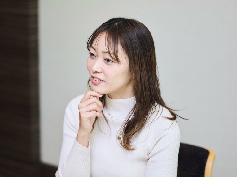インタビューに答える現在の納見さん　©Yuki Suenaga