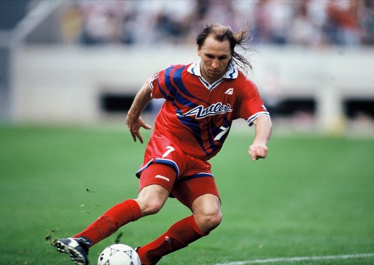 髪を振り乱してドリブルする現役時代のアルシンド　©Sports Graphic Number