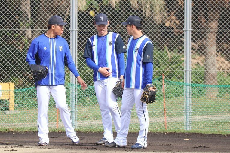 沖縄キャンプでトレーニングを積む小園。3年目の今季は飛躍を誓う　©Fumi Sawai