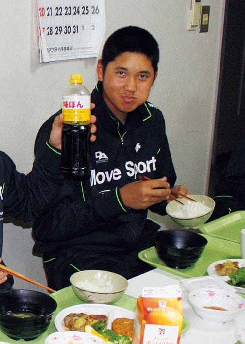 花巻東高の寮で仲間と食事をする大谷翔平（右）。1日13杯のどんぶり飯を食べ、高校3年間で身長は6cm伸び、体重は約20kg増えた