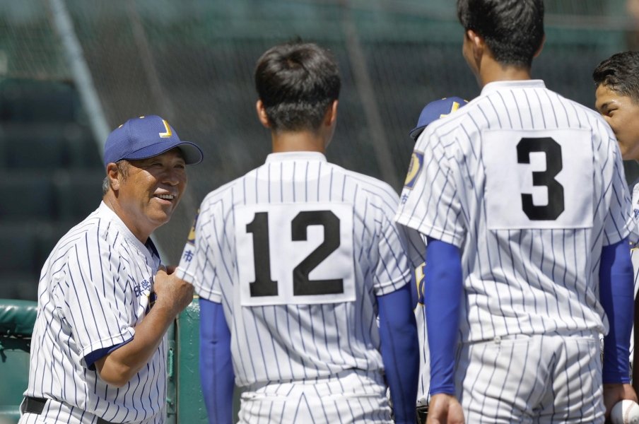 3ボールで強振の「出たとこ勝負」。佐々木誠と鹿児島城西の異色な潔さ。<Number Web> photograph by Kyodo News