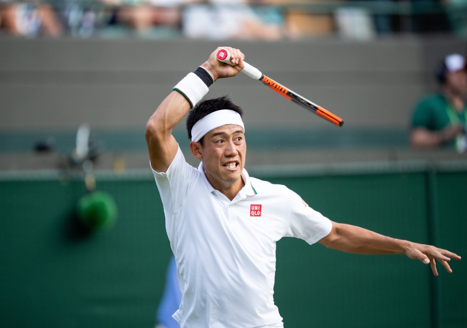 2018年のウィンブルドン3回戦で、ニック・キリオスの強烈サーブをリターンする錦織圭 ©Getty Images