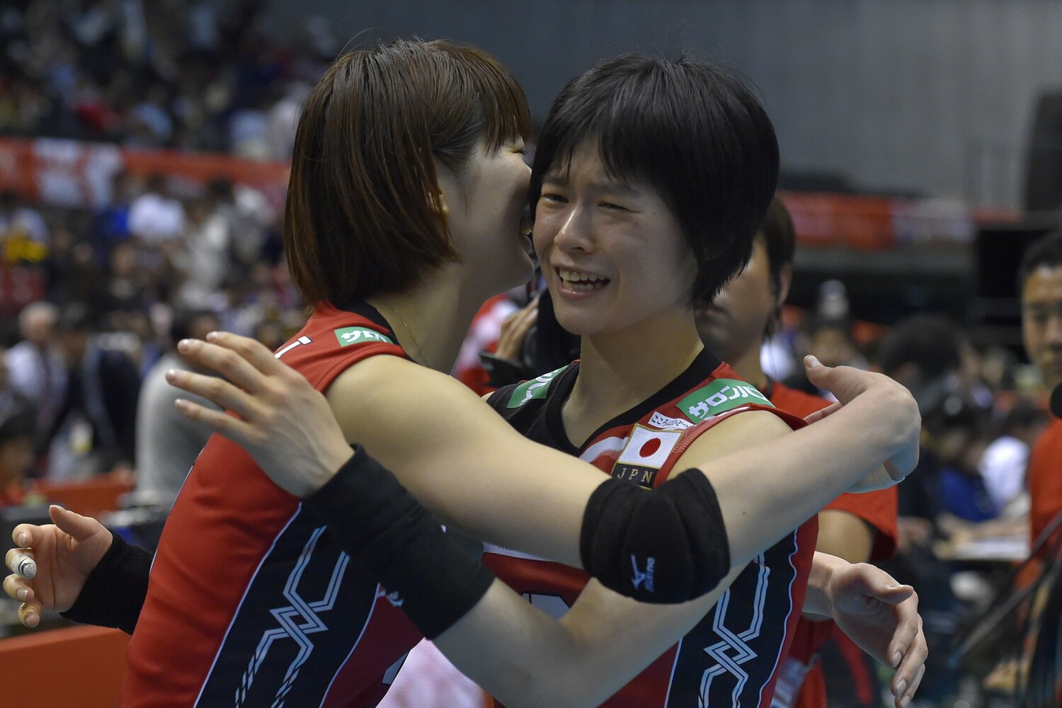 リオ五輪出場を決め、木村沙織にハグされる宮下遥　©︎Koki Nagahama/Getty Images