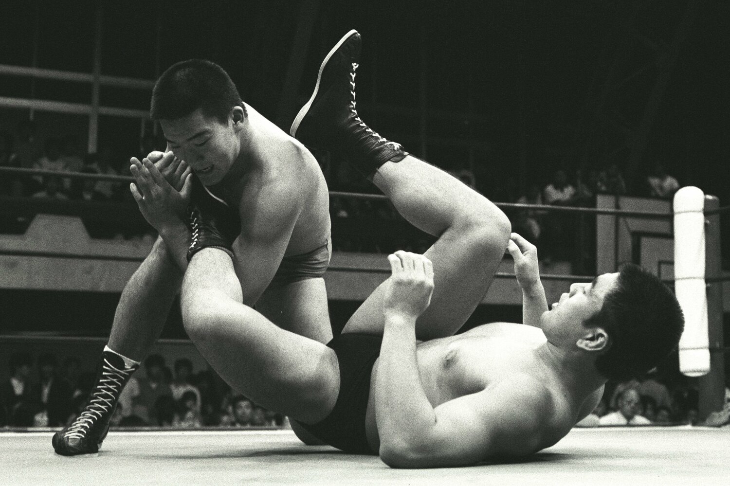 デビュー戦で武藤敬司の足を取る蝶野正洋