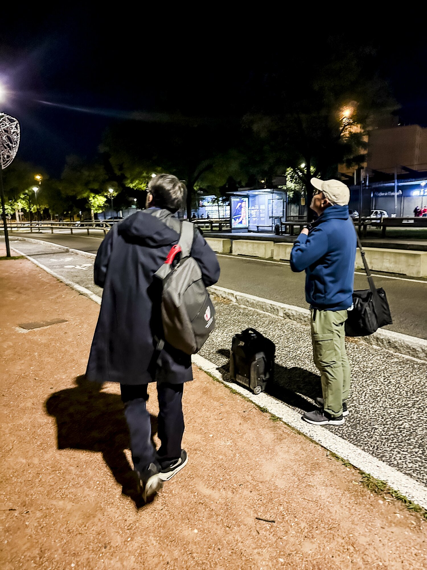 オーストラリア対ウェールズ戦の取材後。やはりトラムは大混雑でUberを待つ筆者たち　©Kiichi Matsumoto