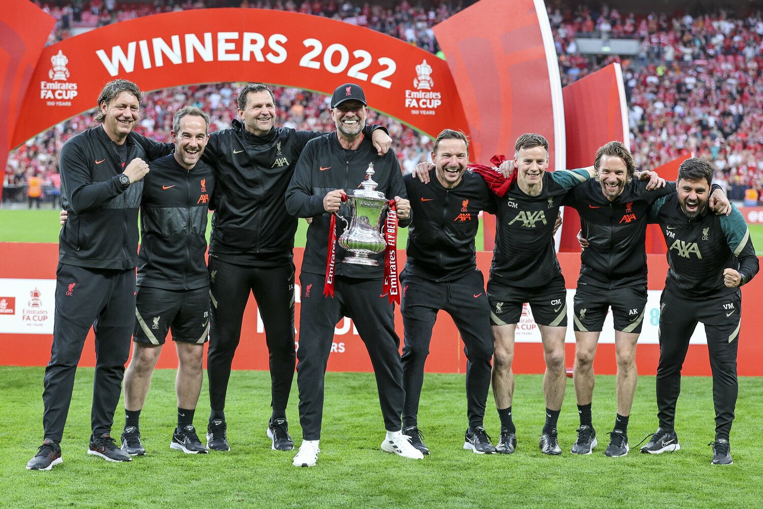 ふたつのカップ戦を制した今シーズン。スタッフとともに喜びを分かち合った　©Getty Images