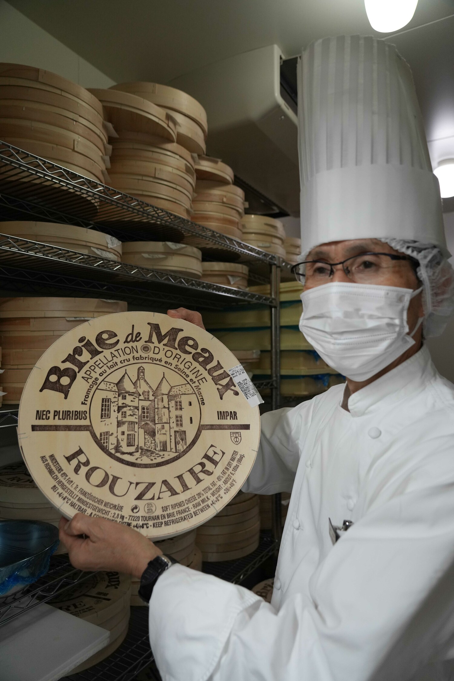 ルゼール社のブリー・ド・モーを手にする長岡さん