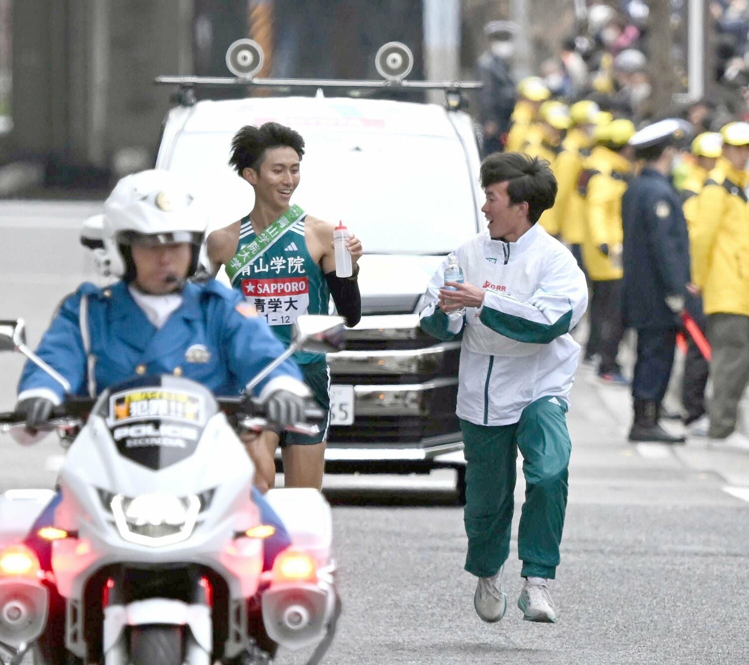 9区の給水地点。田中はメンバー外の片山宗哉（4年）と併走し、“乾杯”をしたことが話題に　©Sankei Shimbun