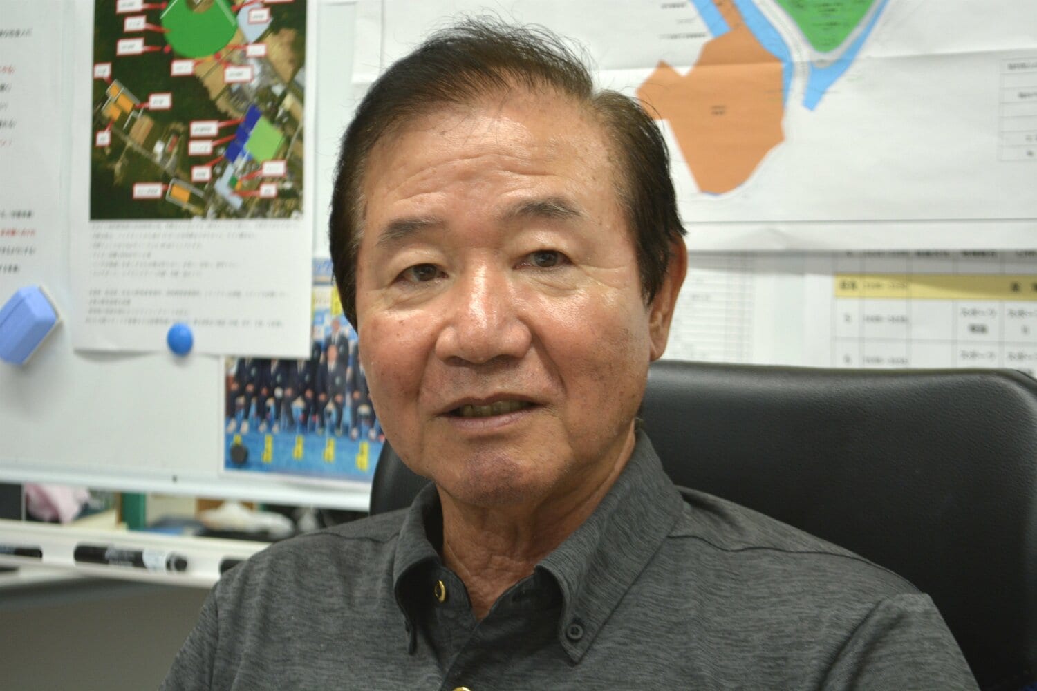 取材に応じるエナジックスポーツの神谷監督　©Takarin Matsunaga