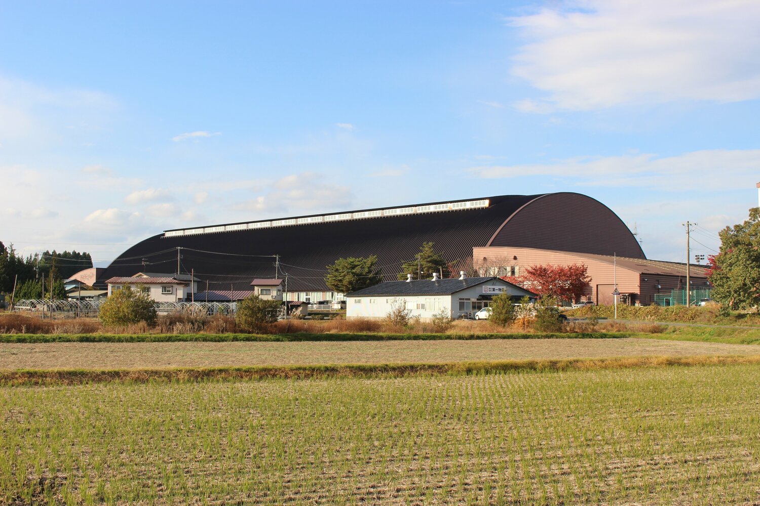 遠方から見える富士大の屋内練習場。周囲は田畑に囲まれたのどかな環境だ　©NumberWeb