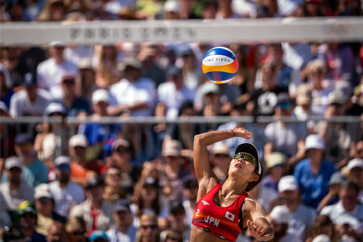 石井のサーブ　©VolleyballWorld