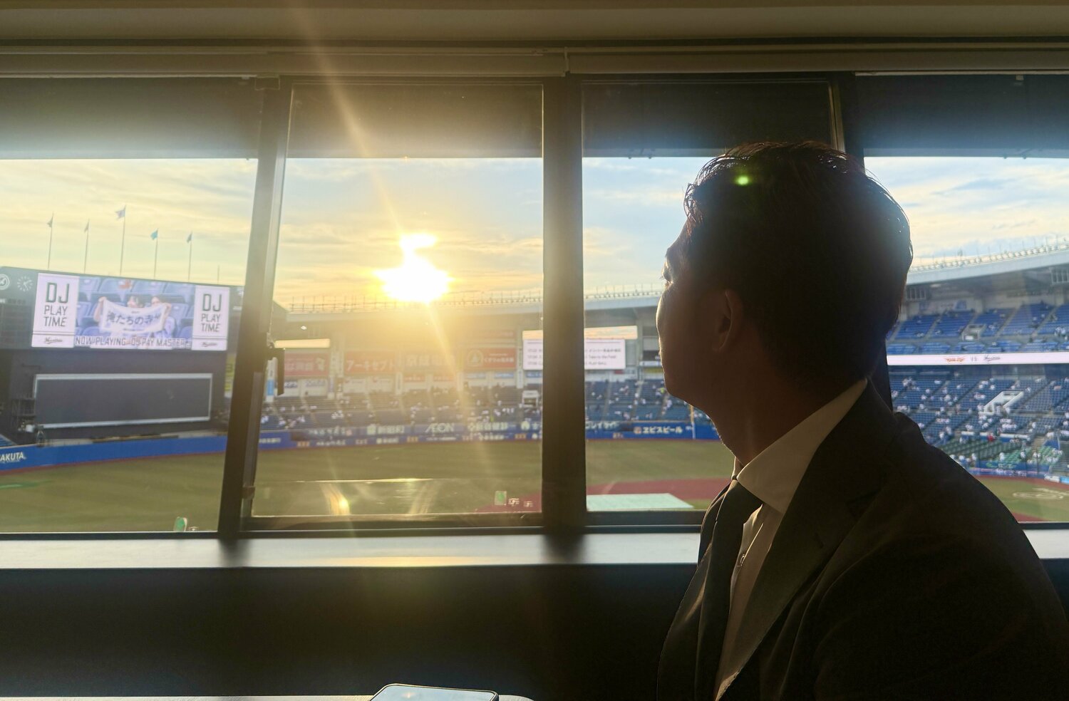 夕陽を見つめる美馬 ©Chiba Lotte Marines
