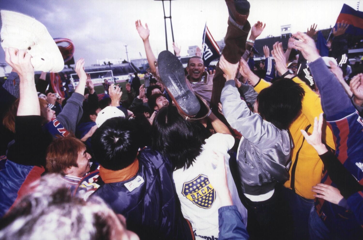 J1昇格を決めて胴上げされるアマラオ　©JIJI PRESS