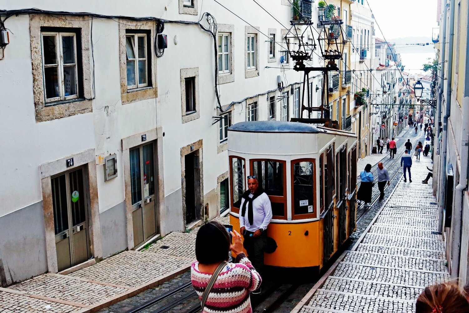 海へと繋がる急峻な坂道を路面電車が走る。懐かしさを感じさせるリスボンの街並み
