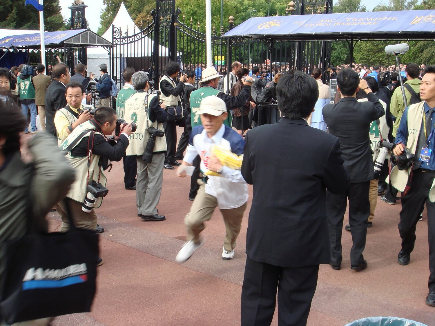 ロンシャン競馬場で「開門ダッシュ」をする日本人ファン ©Akihiro Shimada