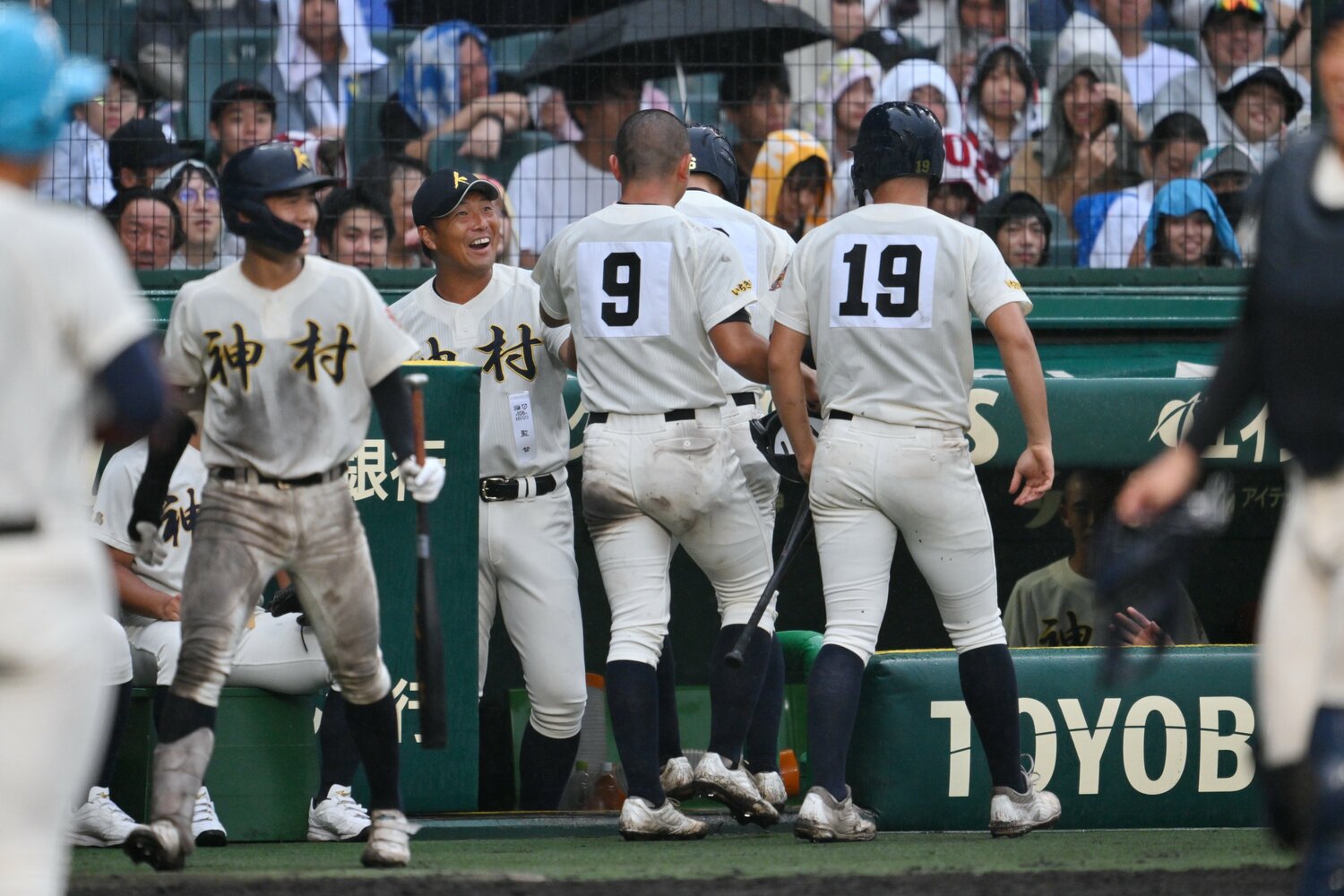 神村ナインを笑顔で迎え入れる小田監督　©Hideki Sugiyama