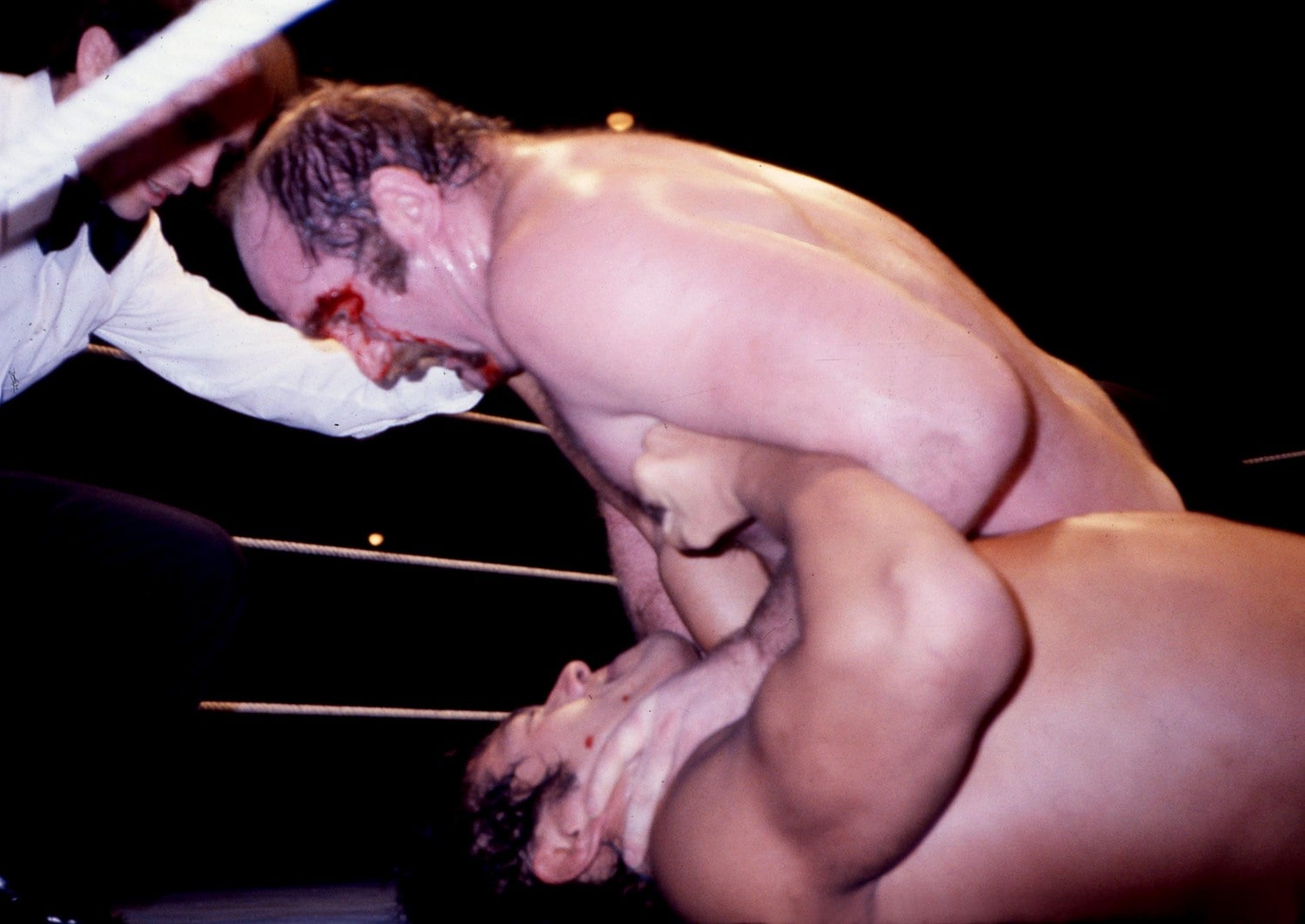 目元から流血しながら、猪木を締め上げるボック　©東京スポーツ新聞社