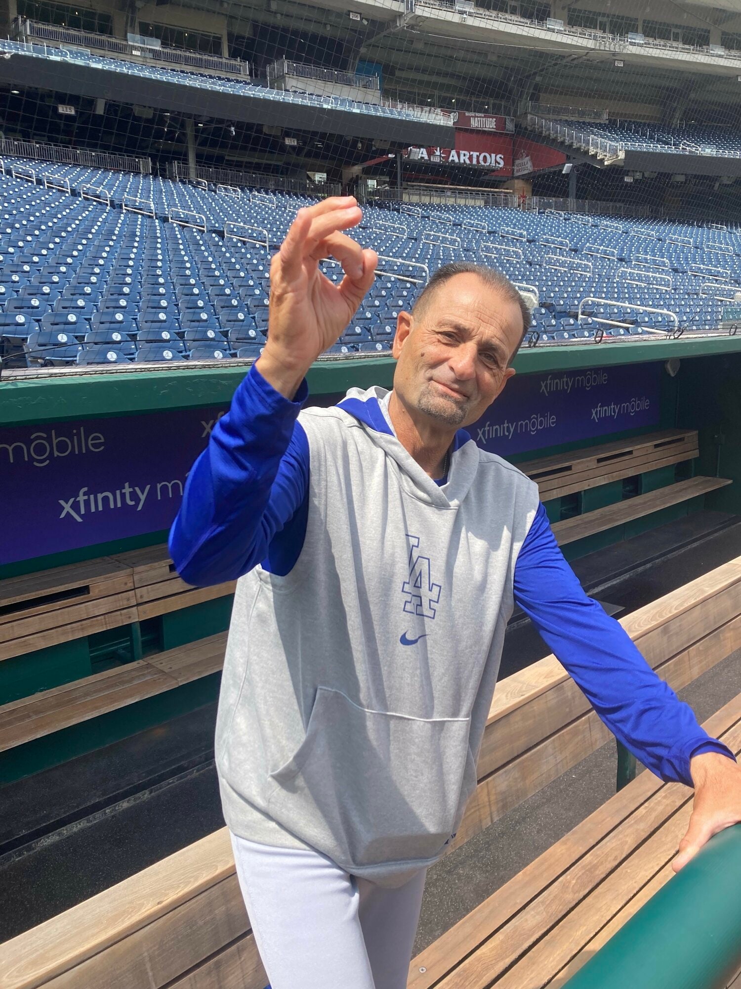 “デコピン・セレブレーション”の手の形をするエベル三塁コーチ