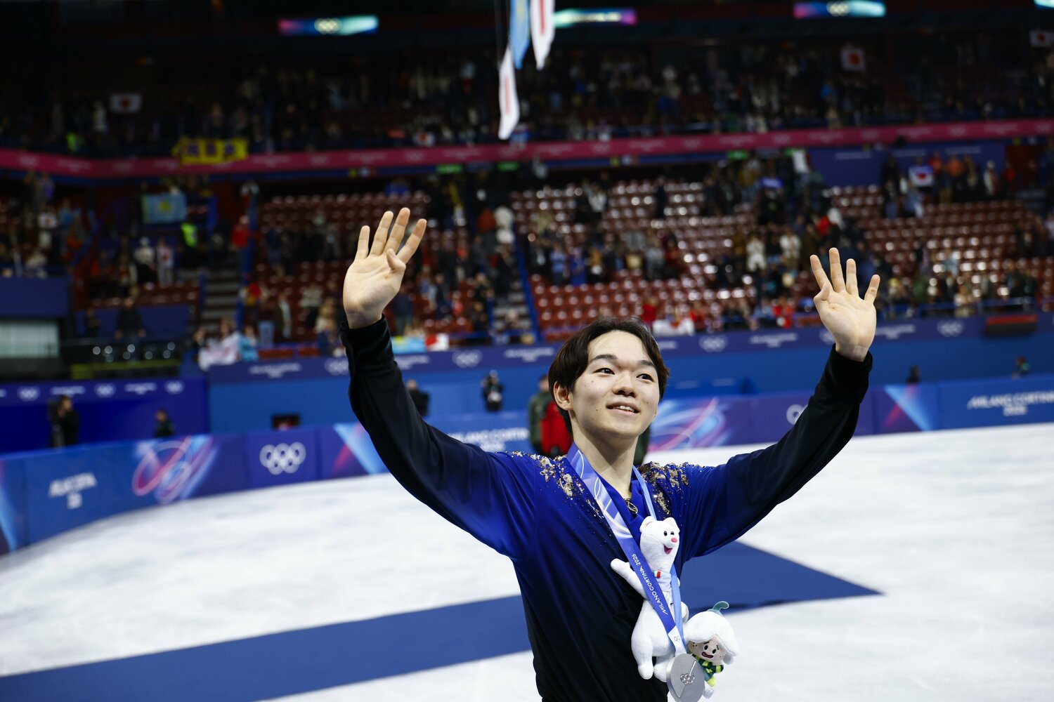 銀メダルを獲得し、笑顔で声援に応える鍵山優真 ©️Sunao Noto / JMPA