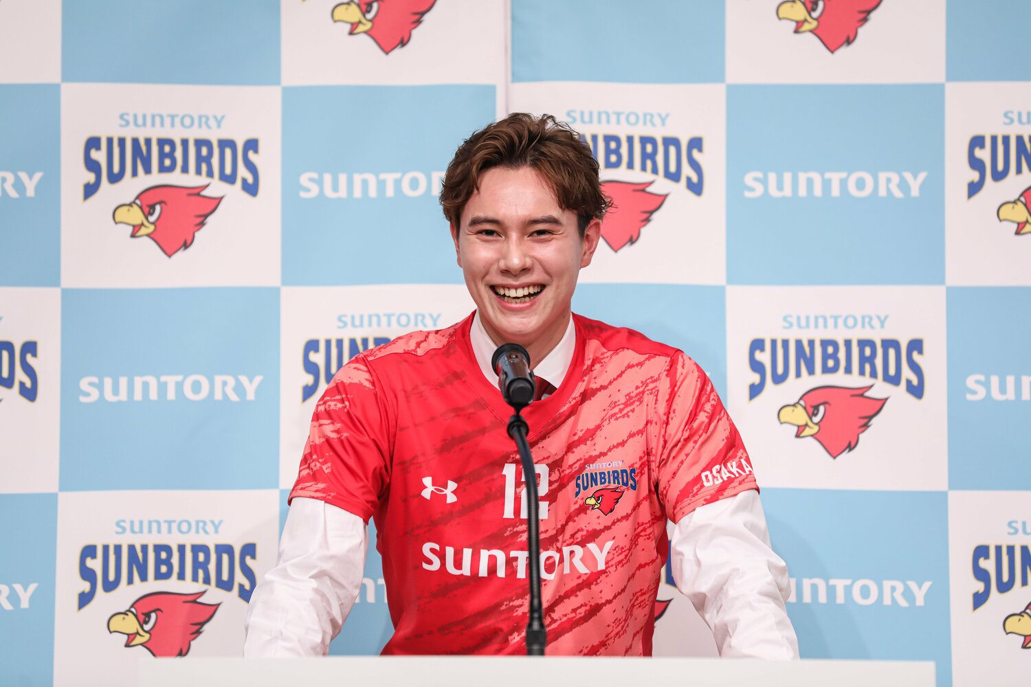 入団会見でスピーチする高橋藍（22歳）