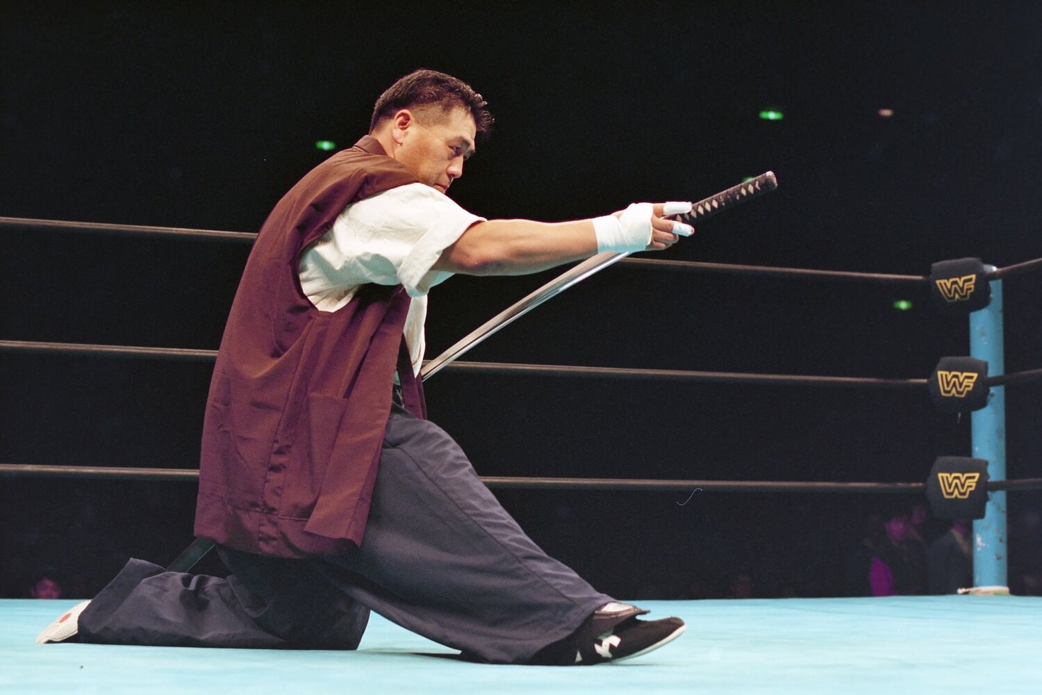 WWFマニアツアーで青柳政司が披露した日本刀パフォーマンス