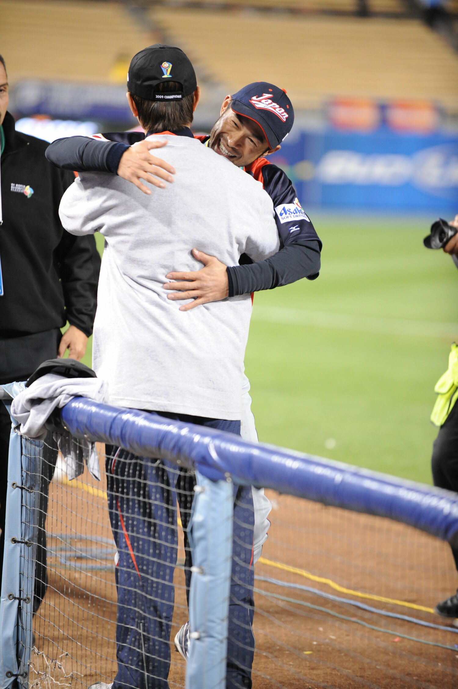 第2回WBC優勝を決め、イチローは松坂に笑顔でハグした　©Naoya Sanuki