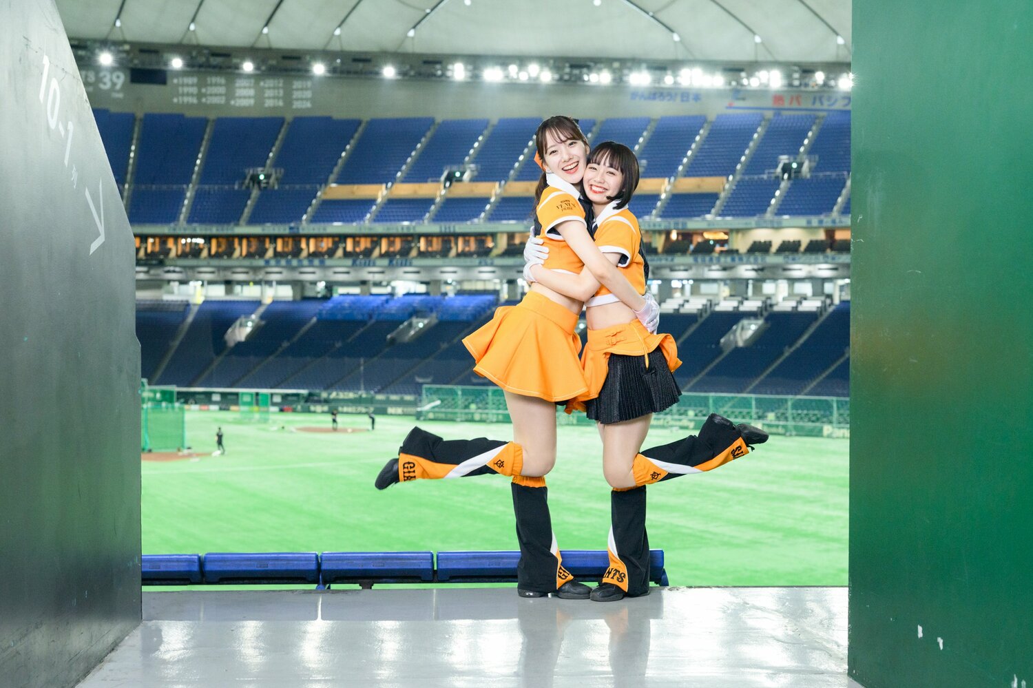 東京ドームの観客を笑顔にする大倉かりんさん(左)と高坂咲舞さん ©Miki Fukano