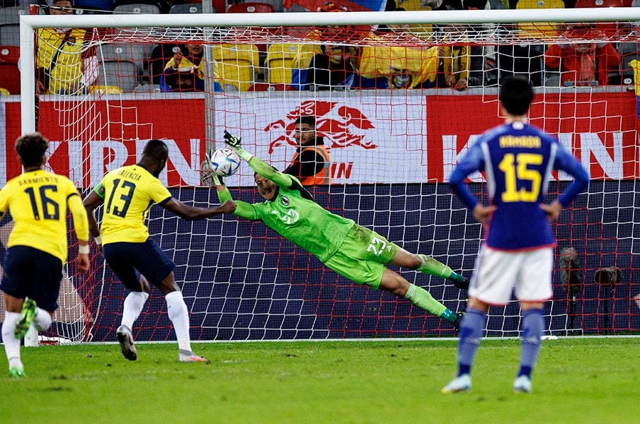 エクアドル戦でのPKストップ　©Kiichi Matsumoto