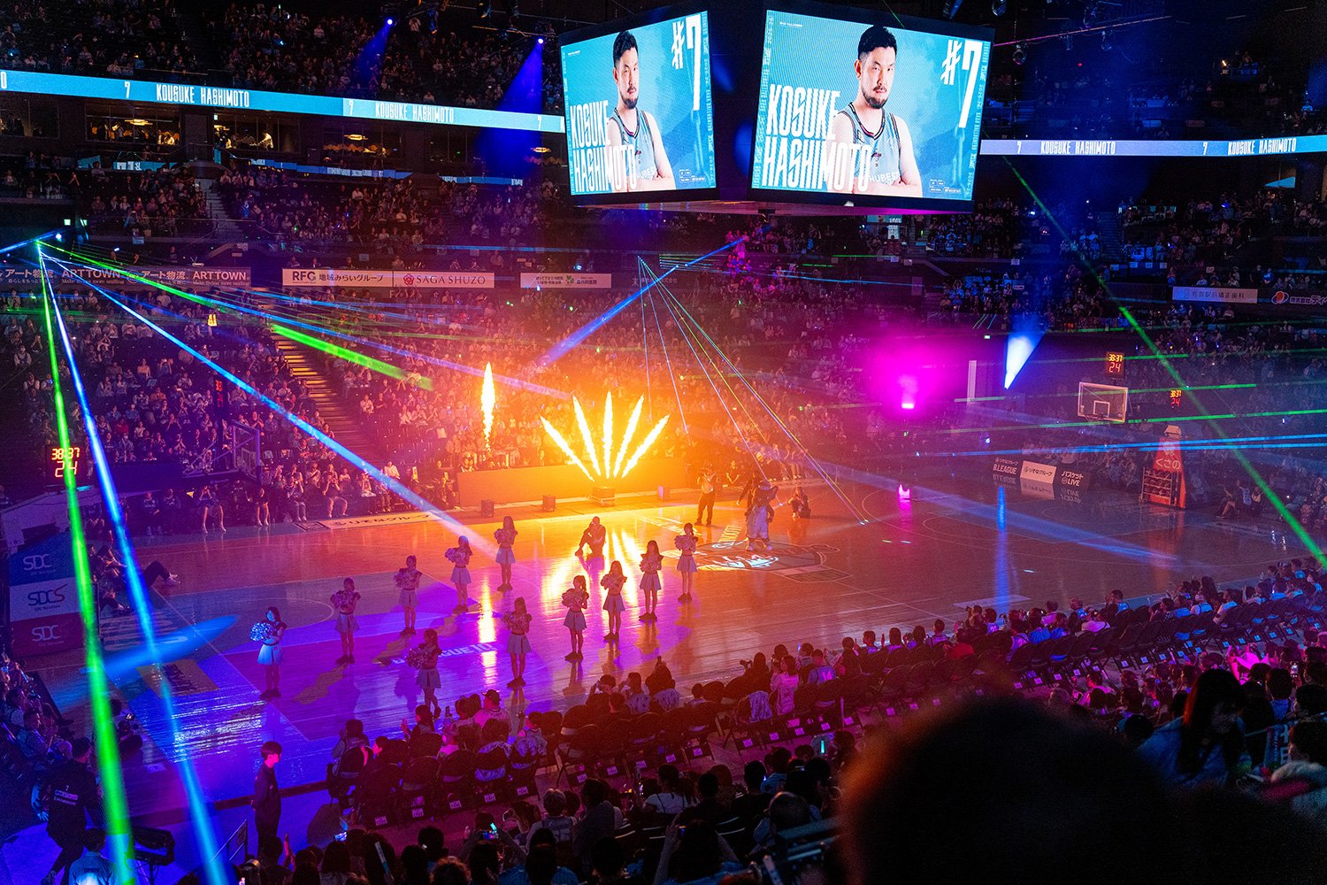 レーザー光線と炎の演出、センターハングビジョン、アリーナを一周する全長255mのLEDリボンビジョンが興奮を高める ©Shiro Miyake