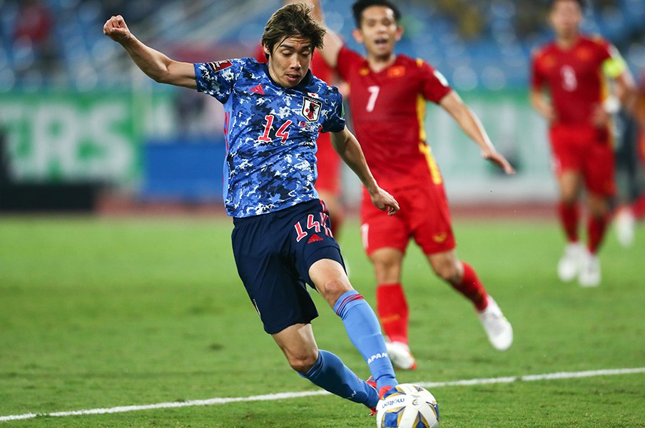 ゴラッソは取り消されたとはいえ、伊東純也のアタッキング能力がベトナム戦勝利を手繰り寄せた　©REUTERS/AFLO