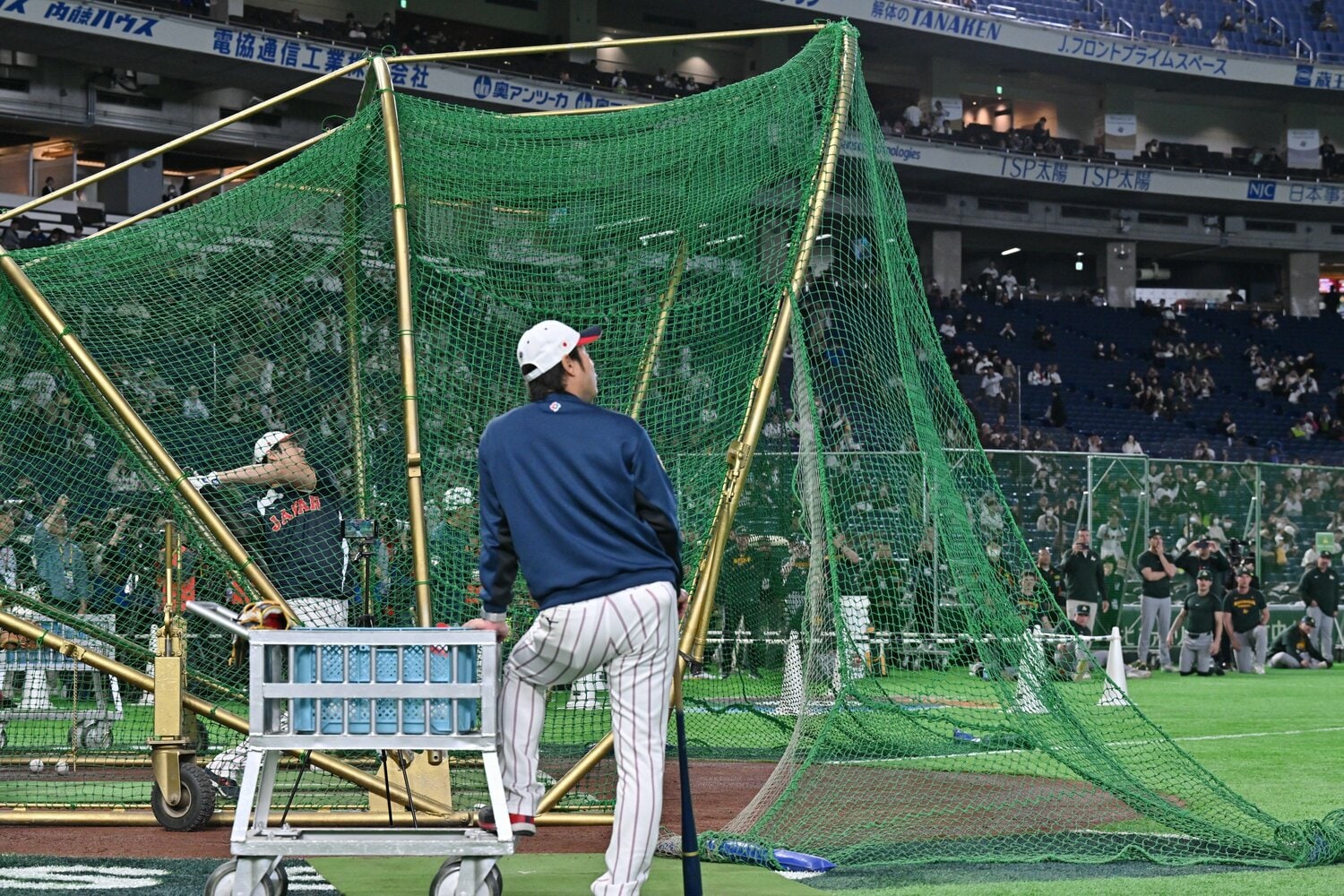 オーストラリア戦での打撃練習。相手選手も思わず熱視線 ©Hideki Sugiyama