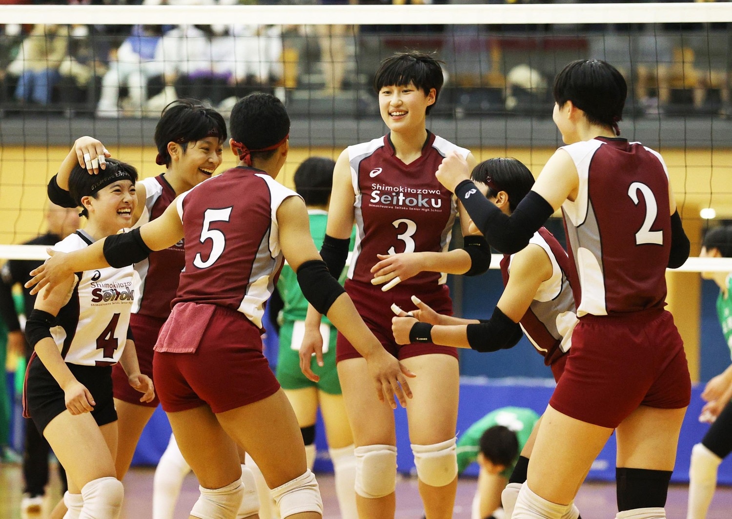 2年ぶりの春高出場を決めた下北沢成徳。リベロ・内澤（左）はスタメンで唯一の3年生としてチームを牽引する　©︎Sankei Shimbun