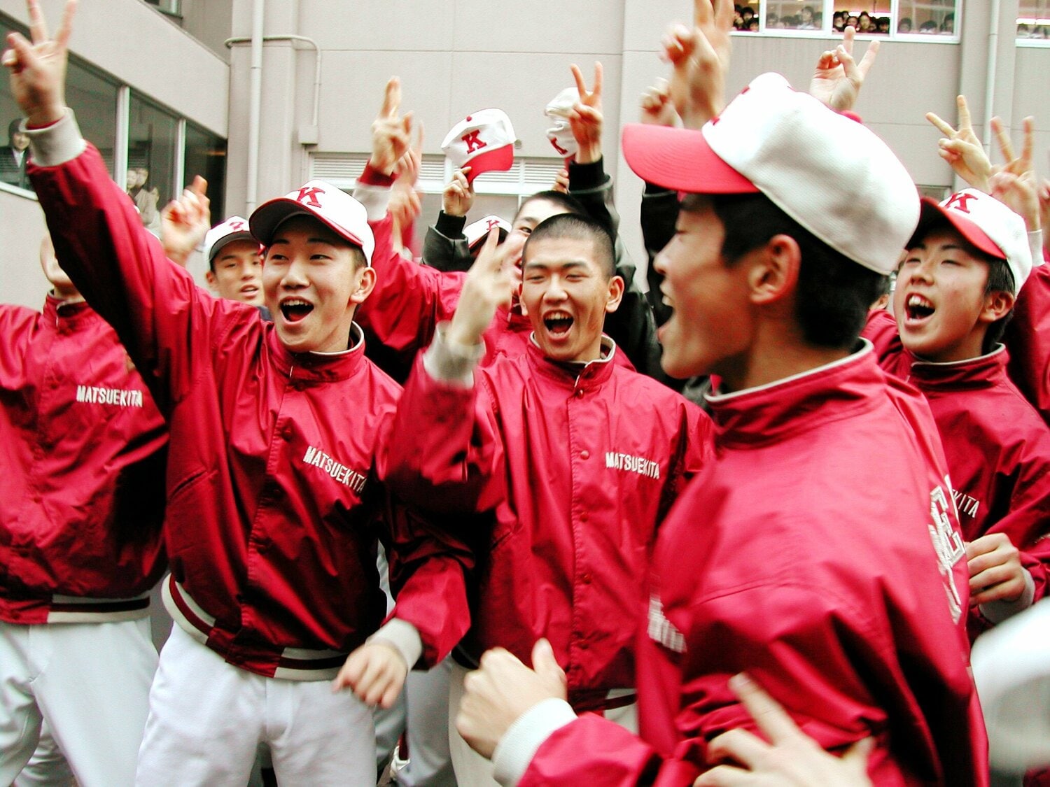 2002年1月、センバツ出場が決まり、喜ぶ松江北高の野球部員。55年ぶりの出場だった ©JIJI PRESS